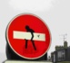 Clet Abraham, l'artiste qui détourne les panneaux de signalisation