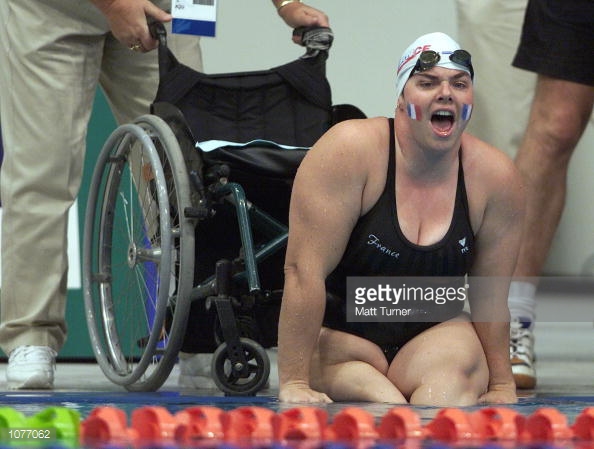 Avec un départ dans cette position, elle perd au moins 10 sec par rapport à celles qui peuvent se servir de leurs jambes ! Et 10 sec en natation, c'est énorme.