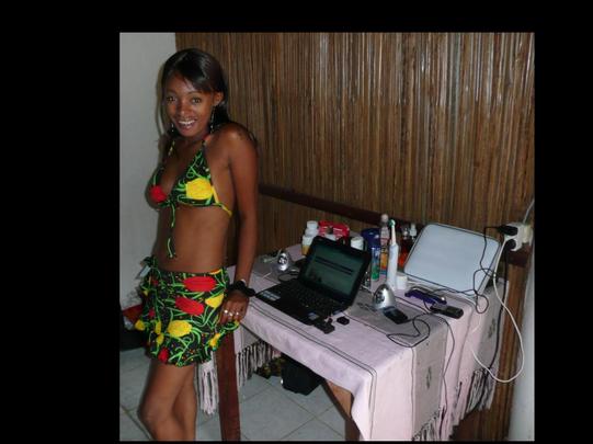 A droite le Msi Wind, et ses deux enceintes externes. A gauche, mon amie Voangy A droite le Msi Wind, et ses deux enceintes externes. A gauche, mon amie Voangy