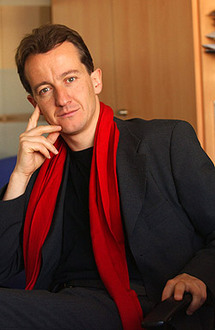 Vous noterez que le monsieur penche nettement à droite. D'où la main, pour ne pas tomber. Vous noterez que le monsieur penche nettement à droite. D'où la main, pour ne pas tomber.