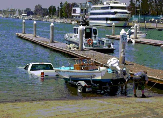 Bon ! La voiture est à l'eau, le bateau maintenant !