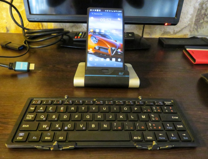 Mon Doogee sur son support et le clavier Bluetooth déplié Mon Doogee sur son support et le clavier Bluetooth déplié