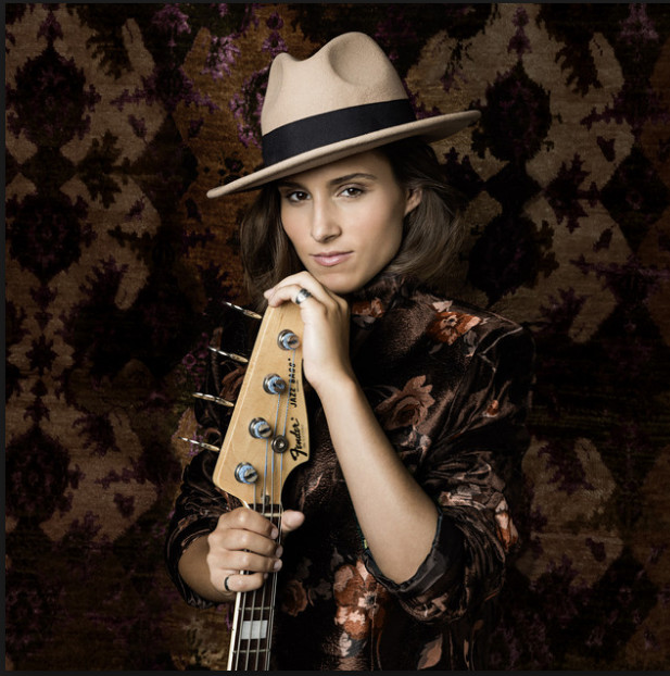 Kinga Glick : la bassiste aux millions de clics Kinga Glick : la bassiste aux millions de clics