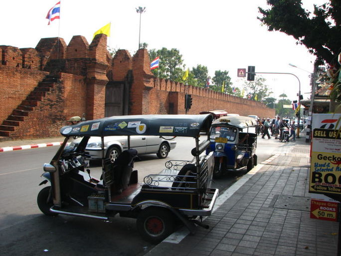 Tapae Gate, entrée de la vieille ville, et les fameux Tuk-tuk. engins improbables, mais pas cher