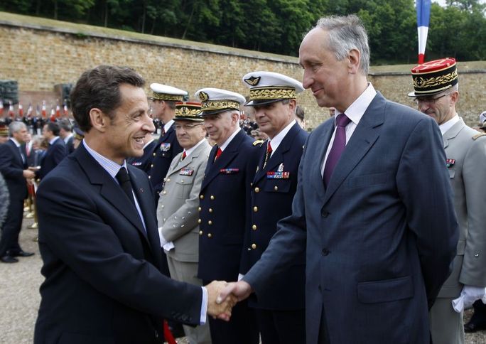 D'ordinaire Sarkozy déteste les grands. Mais celui là ... mérite bien une décoration. Vous noterez le drôle de sourire des militaires.