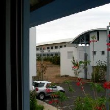 Le bâtiment est au fond et au milieu Le bâtiment est au fond et au milieu