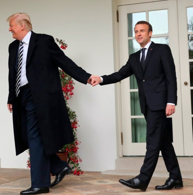 Jupiter (c'est le petit) se croit malin mais à côté de Trump... c'est un petit garçon