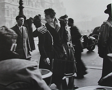Le baiser de l'hôtel de ville, la photo la plus célèbre de Doisneau