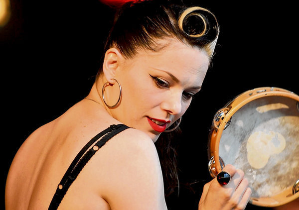 Belle femme en plus. Un peu "pumpui" mais quand même... Belle femme en plus. Un peu "pumpui" mais quand même...