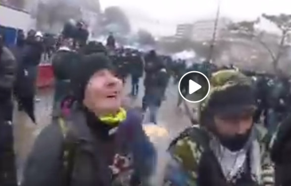 Le manifestant (col jaune) vient juste d'être touché par la grenade Le manifestant (col jaune) vient juste d'être touché par la grenade