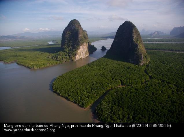 Baie de Phang Nga. Photo Arthus Bertrand, le photographe volant Baie de Phang Nga. Photo Arthus Bertrand, le photographe volant