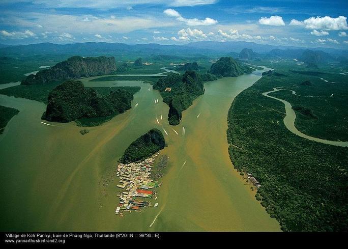 Koh Panyi. Photo Arthus Bertrand. Je n'avais pas mon avion avec moi.