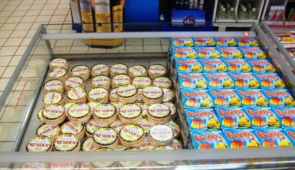 Chez Auchan aussi, ils jouent à Radio Londres Chez Auchan aussi, ils jouent à Radio Londres