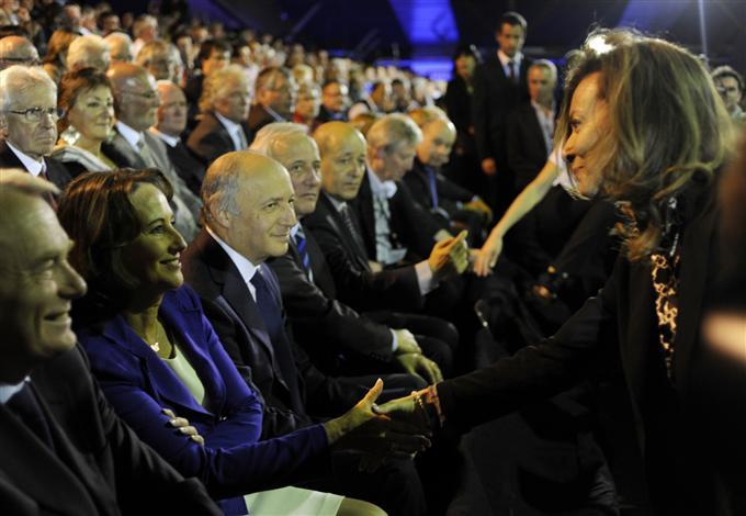 Une poignée de mains à but uniquement médiatique. Tout est dans les regards... Une poignée de mains à but uniquement médiatique. Tout est dans les regards...