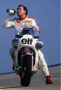 Après l'effort, le réconfort ! Je rappelle pour les jeunes que Coluche a battu en 1985 le record du monde de vitesse en 750 cm3 (kilomètre lancé) à plus de 250 km/h. Après l'effort, le réconfort ! Je rappelle pour les jeunes que Coluche a battu en 1985 le record du monde de vitesse en 750 cm3 (kilomètre lancé) à plus de 250 km/h.