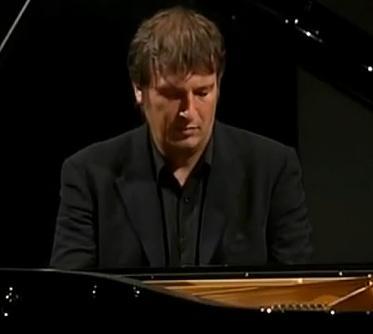 Boris Berezovsky joue Rachmaninov : un régal, même pour ceux qui ne connaissent ni l'un ni l'autre.