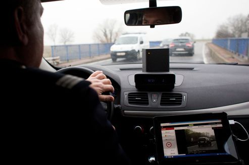 Attention aux Megane noires, derrière vous sur la route ! Attention aux Megane noires, derrière vous sur la route !