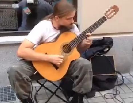 Un guitariste qui décoiffe !