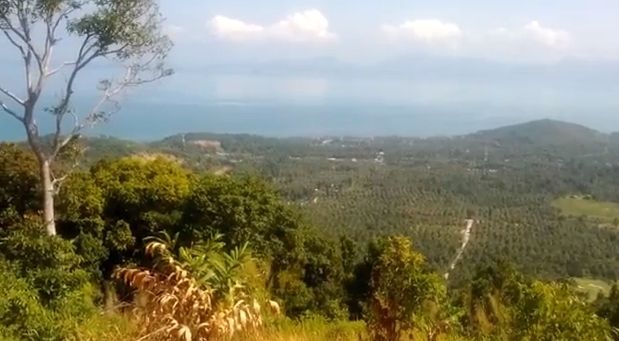 Au loin, l’île voisine de Koh Phangan. En bas, notre route !