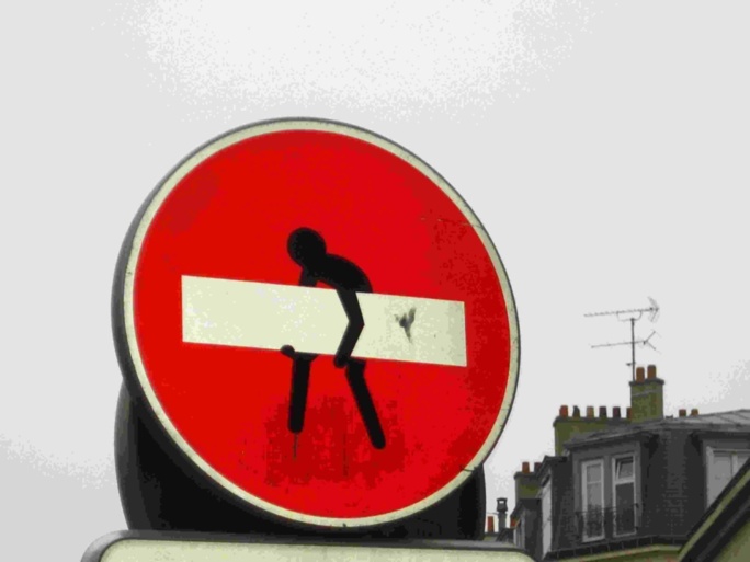 Clet Abraham, l'artiste qui détourne les panneaux de signalisation