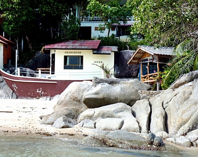 Ma nouvelle maison : un bateau sur la plage ! A droite, le restaurant