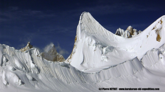 Ce ne sont pas seulement des skieurs ou snowboarders hors pair, ce sont aussi des alpinistes d'exception qui ont grimpé cette paroi verticale recouverte de glace, à 5800 m, sans masque ! Pour la descendre ensuite à skis ou snowboard !! Et des marcheurs hors du commun également car avant d'arriver là ils se sont tapés 200 km dans la haute montagne pakistanaise dont la partie la plus difficile sans porteurs !