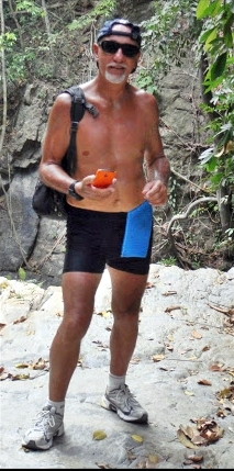 Début 2013 ; en trek à Koh Samui. La casquette à l'envers ce n'est pas pour faire jeune, c'est pour ne pas prendre les branches dans la figure