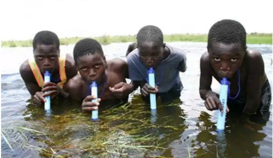 Une "paille" qui filtre l'eau et qui pourrait sauver des millions de vies