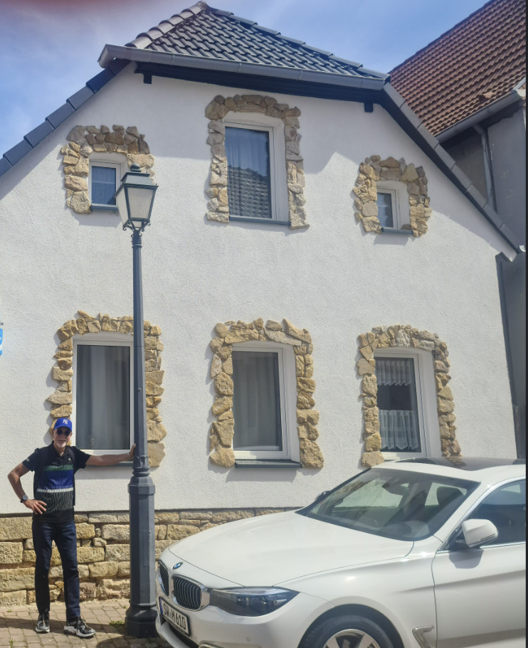 Devant la maison familiale maternelle, à Weisenheim,  où j'ai souvent séjourné durant ma jeunesse