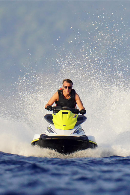 Contrairement au Jet ski, l'hiver qui s'annonce, ça lui en touche une sans faire bouger l'autre.