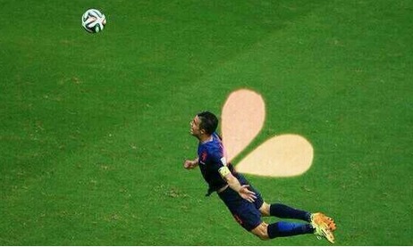 A mon avis le plus beau but à ce jour  : dos à la balle, pleine course et lob ! Signé Van Persie et un internaute photoshopeur A mon avis le plus beau but à ce jour  : dos à la balle, pleine course et lob ! Signé Van Persie et un internaute photoshopeur