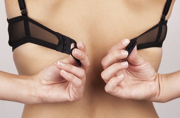 Mesdames, il est enfin temps d’enlever ce soutien-gorge… pour de bon ! Mesdames, il est enfin temps d’enlever ce soutien-gorge… pour de bon !