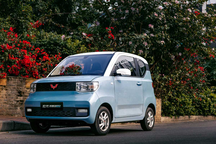 La Hong Guang MINI : moins de 5000 euros ! La Dacia Spring, moins chère  du marché français est à 12 500 ( toutes primes déduites, et conditions d'accès drastiques) !