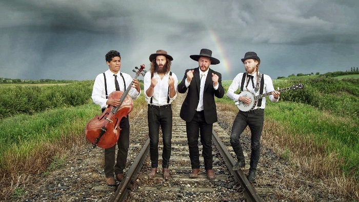 De gauche à droite : Danny Kenyon: Cello, vocals\ Scott Pringle : Guitar, mandolin, vocals\ Nate Hilts : Lead vocals, guitar, mandolin \ Colton "Crawdaddy" Crawford: Banjo De gauche à droite : Danny Kenyon: Cello, vocals\ Scott Pringle : Guitar, mandolin, vocals\ Nate Hilts : Lead vocals, guitar, mandolin \ Colton "Crawdaddy" Crawford: Banjo