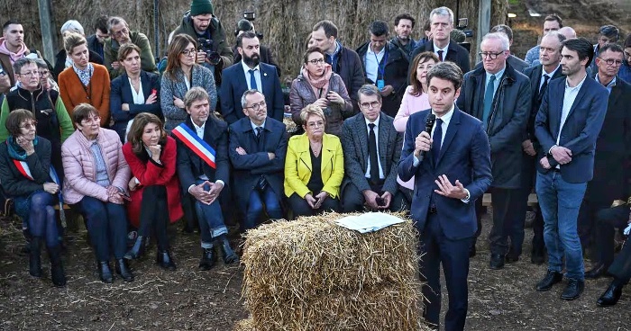 Si j'étais agriculteur une photo comme cela me rendrait furieux. Mais, cette photo n'est pas destinée aux agriculteurs, elle est destinée au grand public. C'est juste de la com...de merde. Si j'étais agriculteur une photo comme cela me rendrait furieux. Mais, cette photo n'est pas destinée aux agriculteurs, elle est destinée au grand public. C'est juste de la com...de merde.