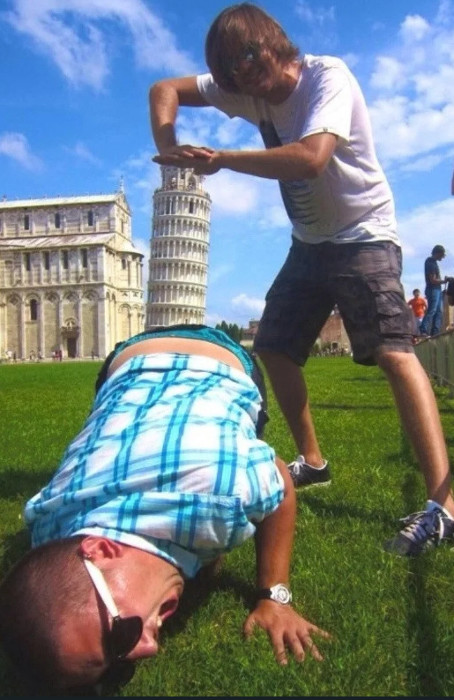 La tour de Pise, vue par des obsédés de la sodomie La tour de Pise, vue par des obsédés de la sodomie