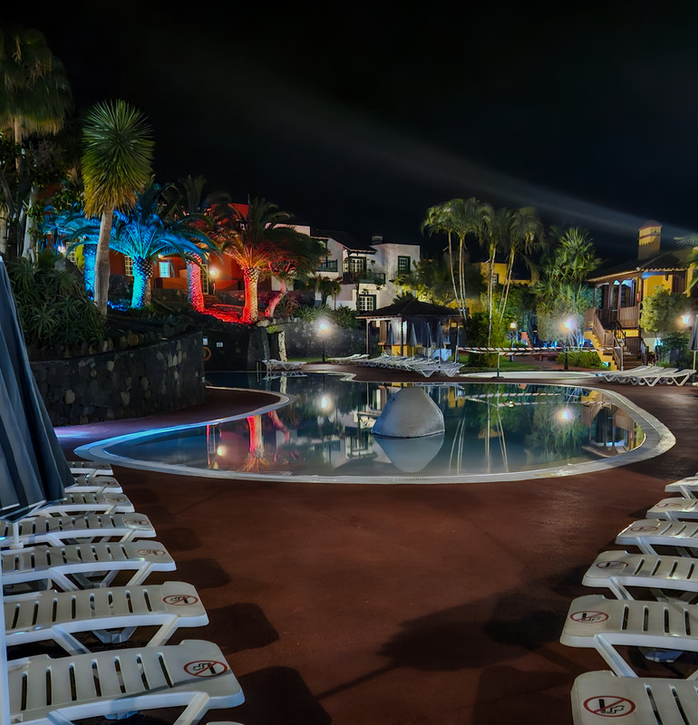 La piscine, à 22h, l'heure à laquelle je suis arrivé La piscine, à 22h, l'heure à laquelle je suis arrivé
