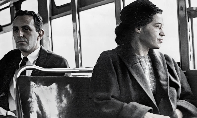 Même cette célèbre photo a été trafiquée : elle n'était pas seule dans le bus et l'homme ne se serait jamais assis derrière elle ! Il y avait une rangée pour les blancs et l'autre pour les noirs. Et, c'est justement ce que Rosa Parks a, ce jour là, refusé.