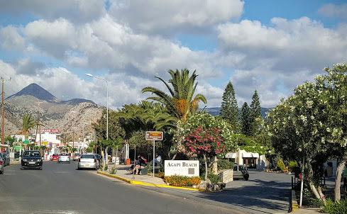 Ammoudara, la rue principale. La mer est à droite et la montagne au fond. Ce jour là, il y avait des nuages. C'est rare !