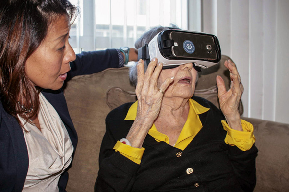 Un médecin utilise la réalité virtuelle pour soigner des patients