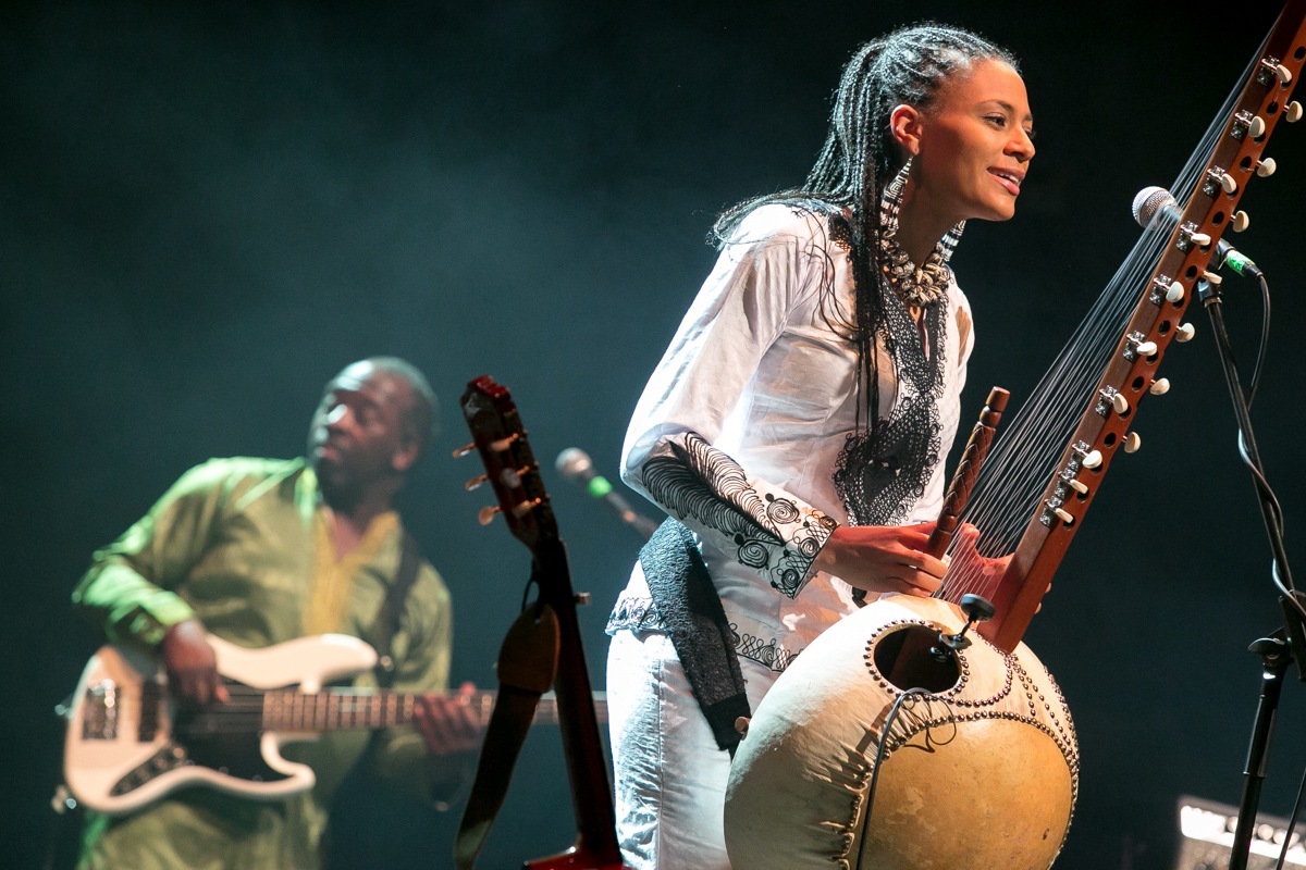 Sona Jobarteh : la première femme joueuse professionnelle de kora.