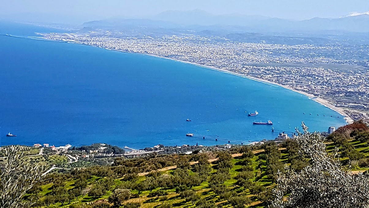 Heraklion est au fond, Ammoudara commence après les bateaux.