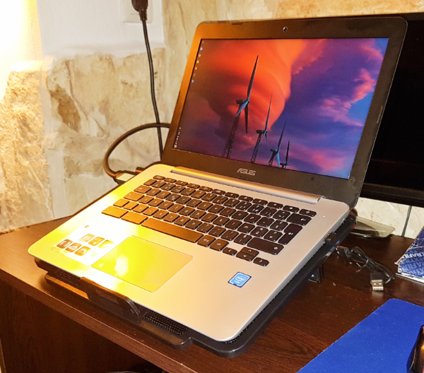 Mon Chromebook Asus C301 sur son support