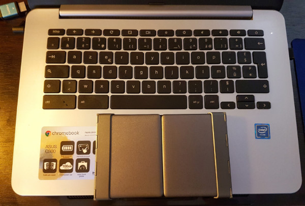 Le clavier plié sur le touchpad de mon Chromebook