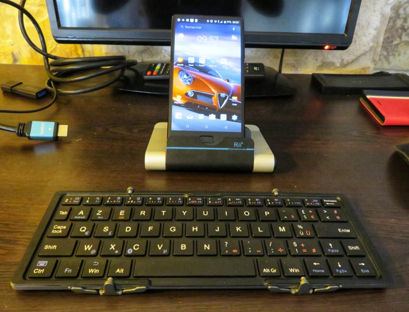 Mon Doogee sur son support et le clavier Bluetooth déplié