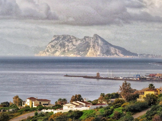 Le rocher de Gibraltar, de ma terrasse, et avec le zoom x30 de mon appareil photo Sony
