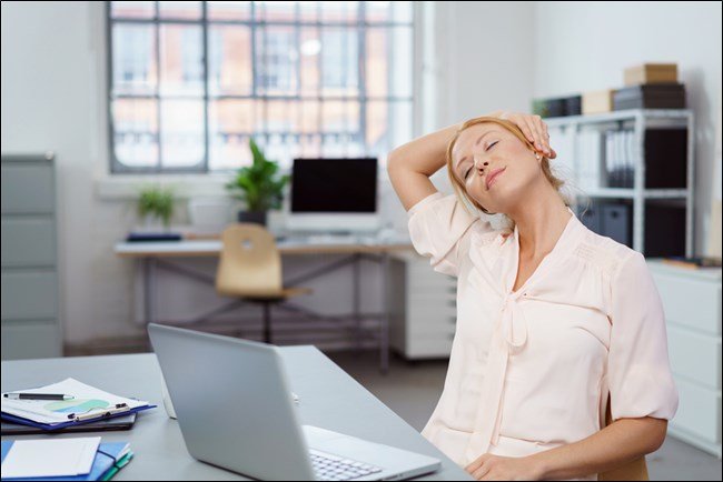 Six conseils pour vous aider à éviter les  mauvaises postures  devant votre ordinateur 