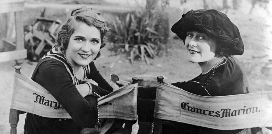 Mary Pickford et Frances Marion en 1920, sur le tournage de «The Love Light» |
