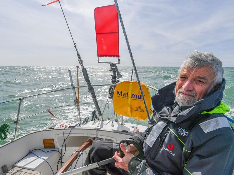 Jean-Luc Van den Heede 73 ans, s'impose dans la course la plus dure du monde. Jean-Luc Van den Heede 73 ans, s'impose dans la course la plus dure du monde.