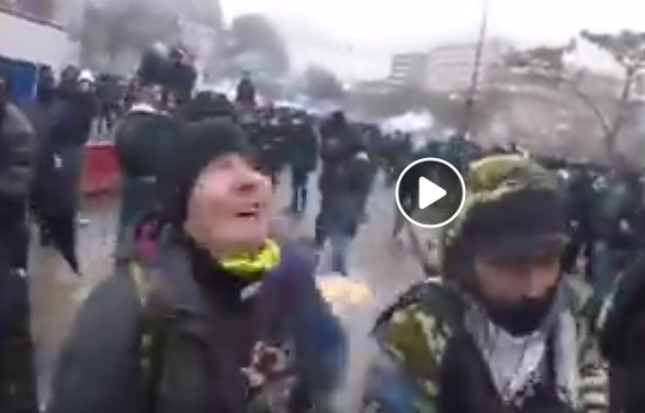 Le manifestant (col jaune) vient juste d'être touché par la grenade Le manifestant (col jaune) vient juste d'être touché par la grenade